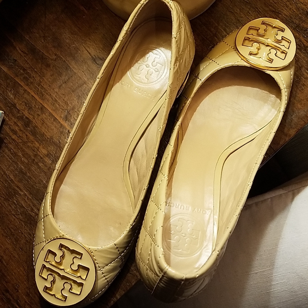 🎉HP🎉  Tory Burch quilted patent leather pumps
